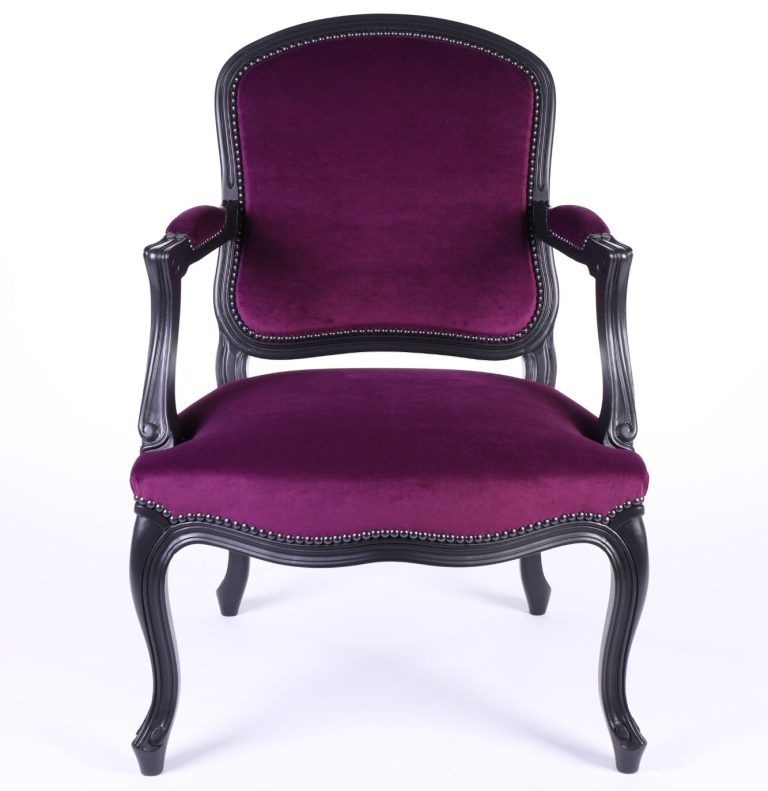 Fauteuil dit: "à la reine" , bois laqué noir, tissu fuchsia.